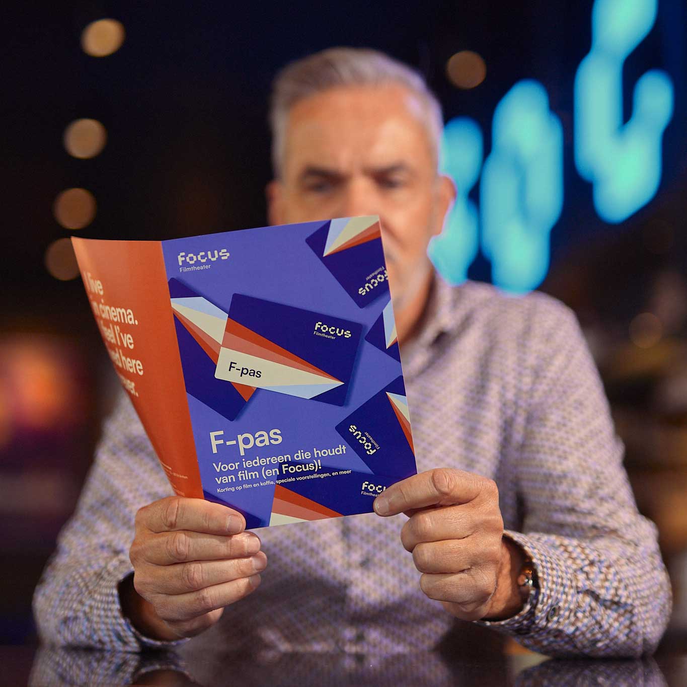 Man houd flyer vast van F-pas in Focus Arnhem