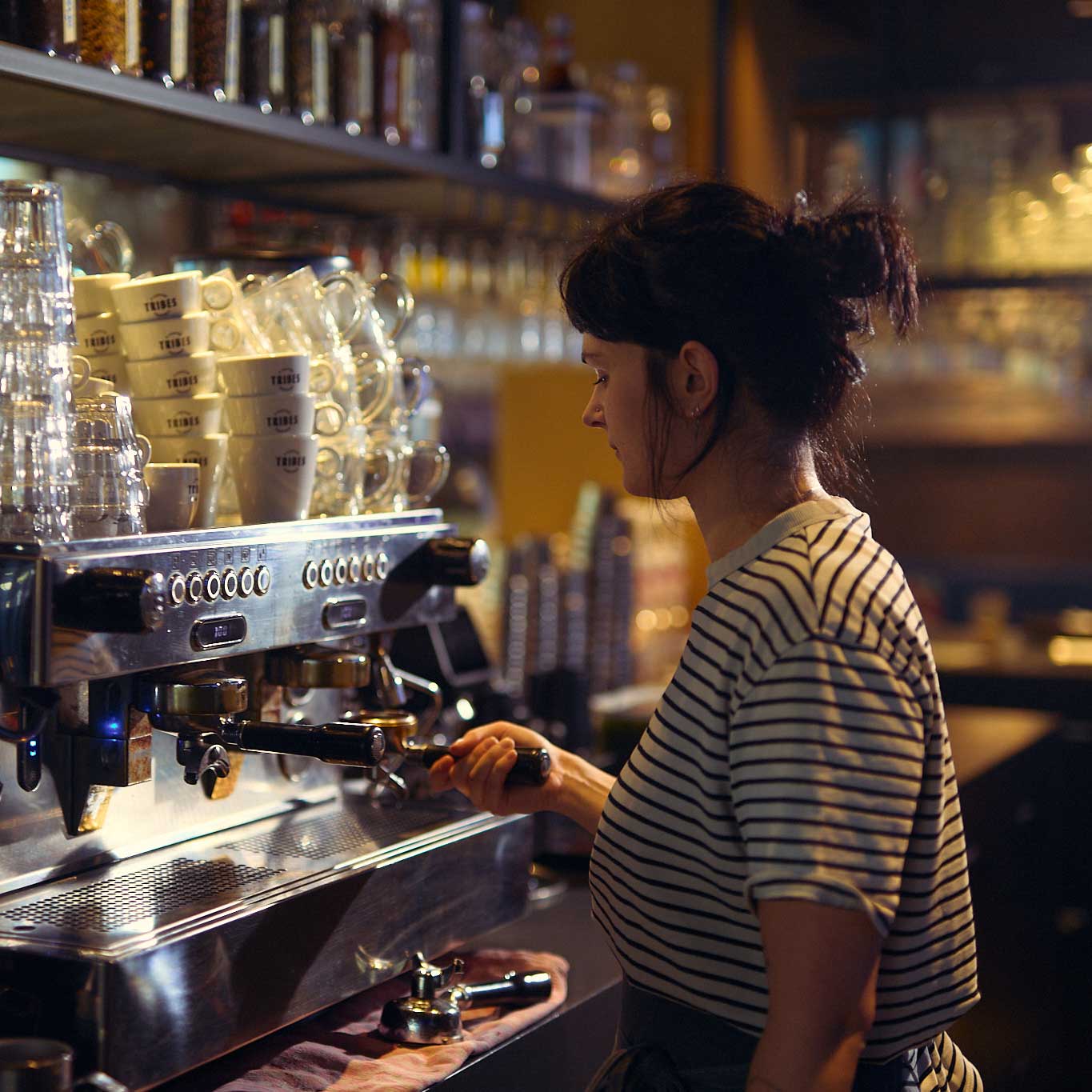 Vrouw zet koffie