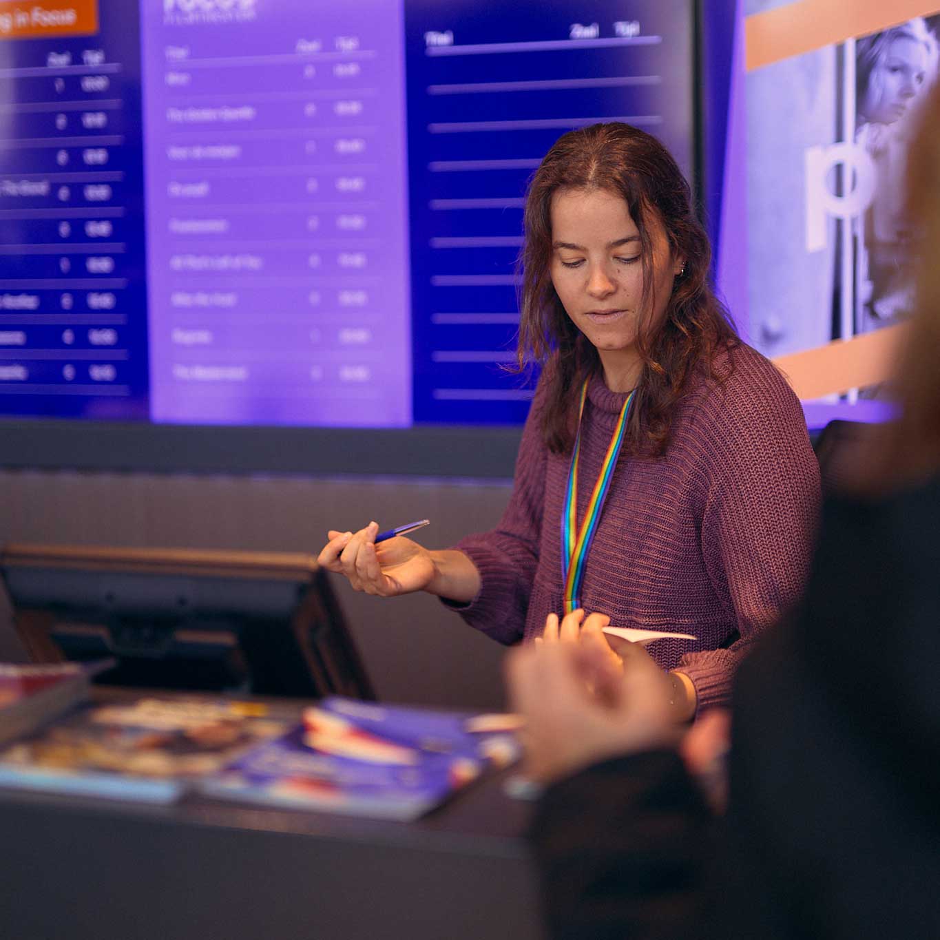 Vrouw bij balie Focus Filmtheater Arnhem.