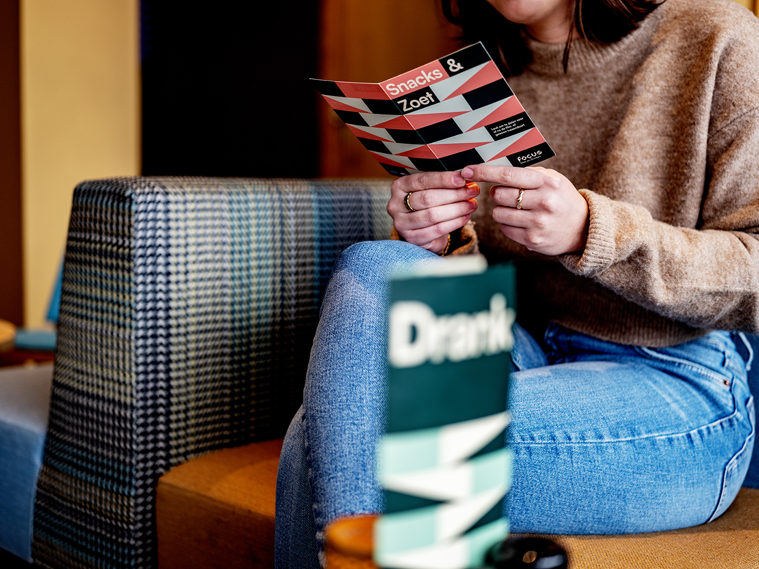 Lezen van menu in cafe