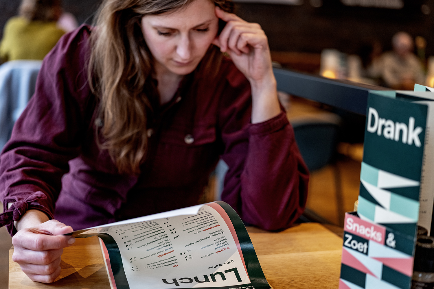 Lezen menukaart in restaurant
