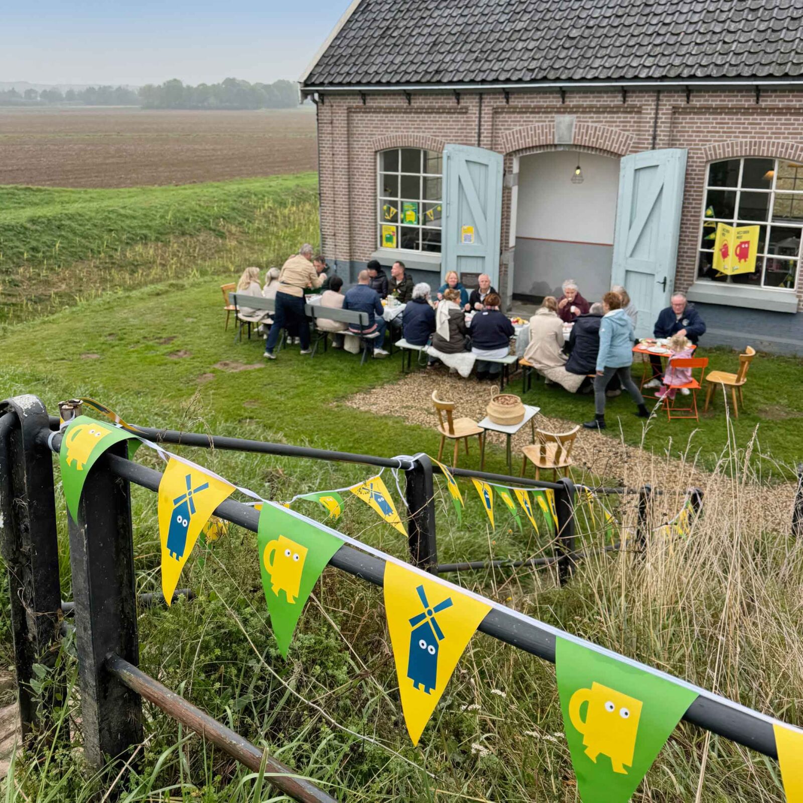 Mensen aan een eettafel bij Gemaal Pannerden