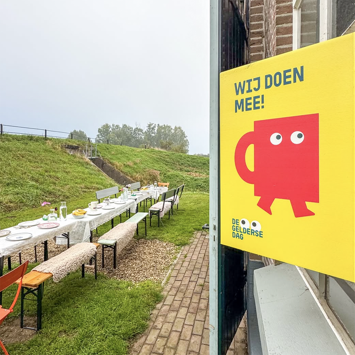 Makelaarsbord met icoon een mok voor De Gelderse Dag ontworpen door Diep Arnhem