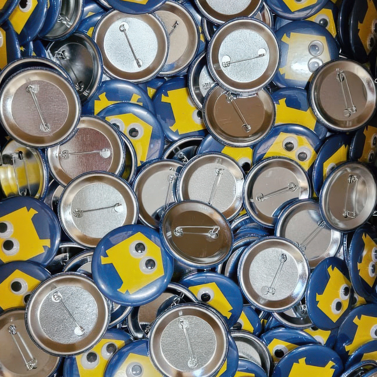 Badges voor De Gelderse dag met icoon van huisje en wiebelende ogen
