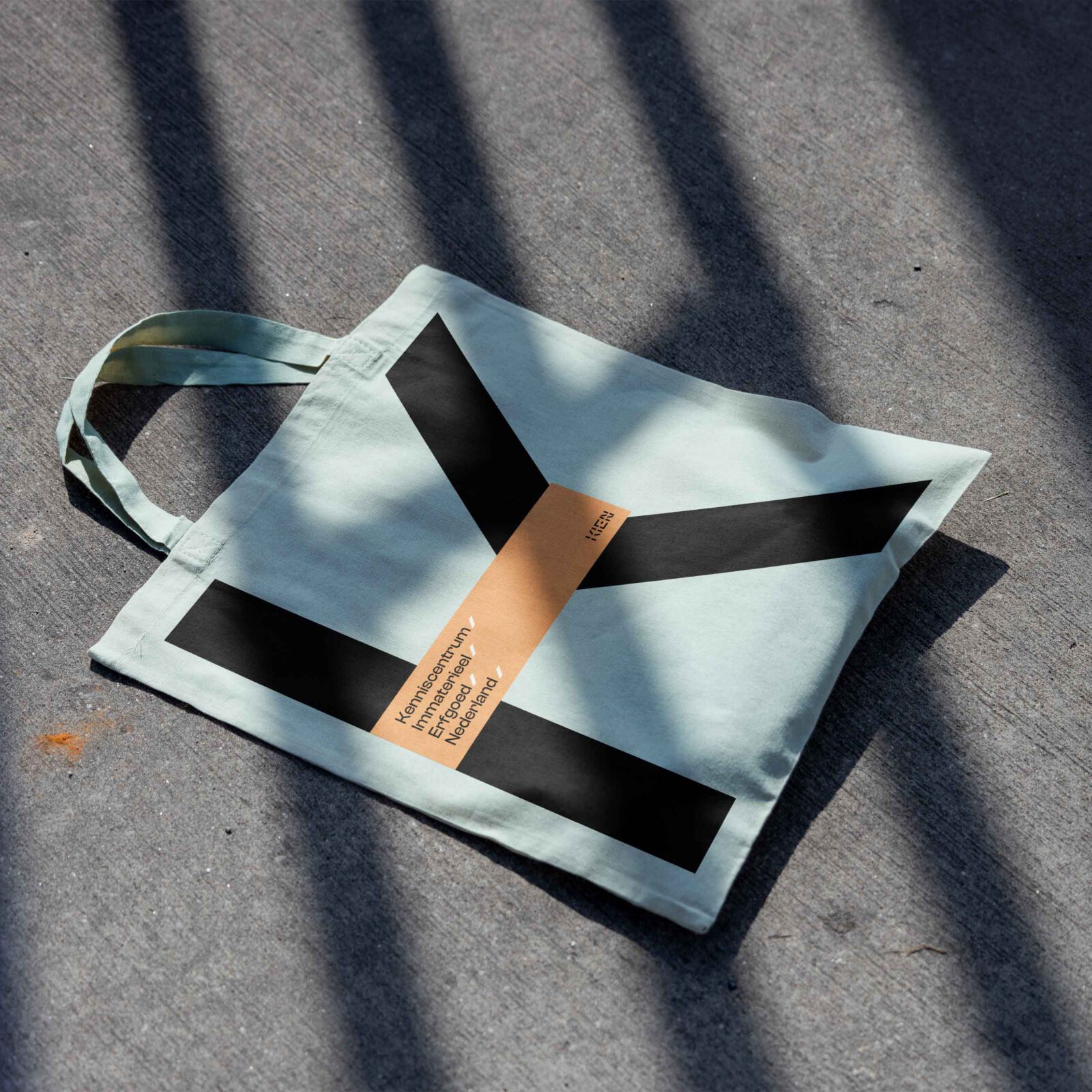 Totebag voor KIEN met logo ontworpen door Diep Arnhem